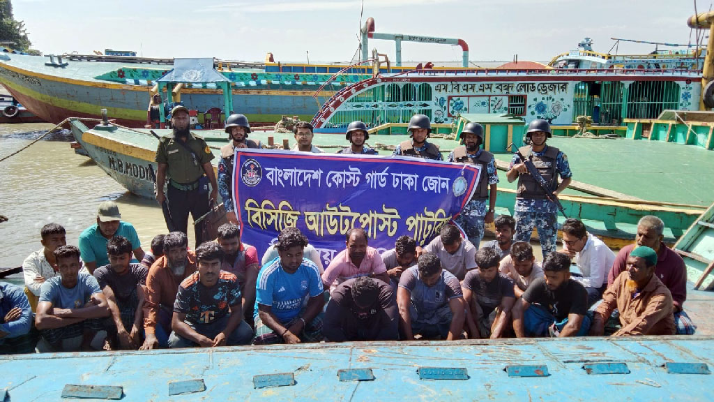 হরিরামপুরে পদ্মা থেকে বালু লুট, বিএনপির দুই নেতাসহ আটক ২৪